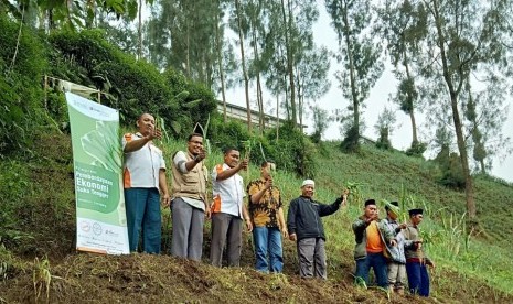 BMH dan CIMB Niaga Syariah membina mualaf Suku Tengger mengembangkan bawang prei.