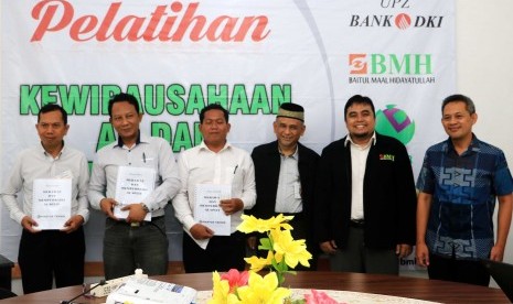 BMH dan UPZ Bank DKI menggelar  pelatihan kewirausahaan dan service AC.