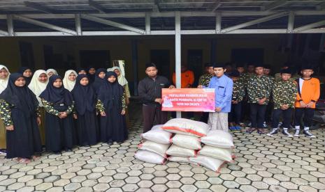 BMH Gerai Kebumen menyalurkan beras untuk santri di Pesantren Tqhfidz Al-Azhar, Kalijaya, Alian, Kebumen, Jumat (5/11).