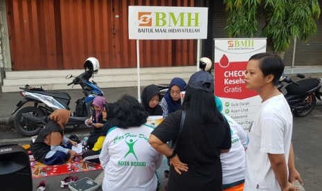 BMH Gerai Kediri menyelenggarakan layanan kesehatan gratis sekaligus kampanye zakat.