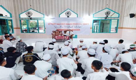  BMH Gerai Kudus menggelar acara Buka Puasa Berkah bersama dai, guru ngaji dan santri di Masjid Baitussalam Kudus, Jawa Tengah, Senin (18/4).