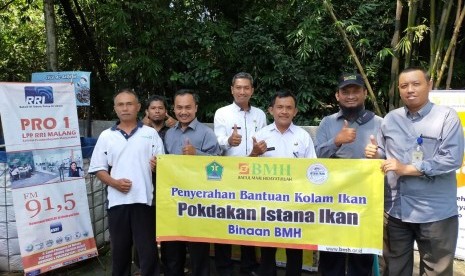 BMH Gerai Malang menyerahkan bantuan kolam ikan. 