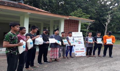 BMH Gresik melakukan penyemprotan disinfektan  dan membagikan sembako kepada warga tidak mampu.