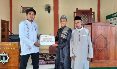 BMH hadir mendukung Masjid Al-Walidain Mamuju agar segera memiliki prafon.