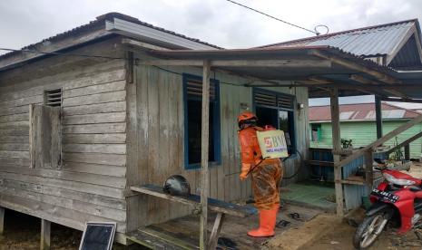 BMH Kalimantan Utara melakukan penyemprotan masjid, rumah warga, pondok pesantren, panti asuhan, sekolah dan fasilitas umum lainnya di wilayah Tarakan.