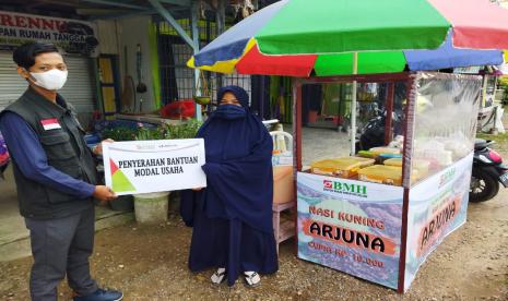 BMH Kaltim menyalurkan bantuan modal usdaha kepada pedagang kecil di Berau.