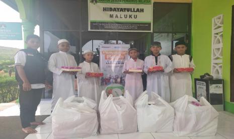 BMH Maluku menyakurkan fidyah dalam bentuk makanan siap saji kepada santri dhuafa Pondok Pesantren Hidayatullah, Desa Liang, Maluku Tengah, Kamis (14/4).