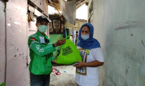 BMH melibatkan ojek online (ojol) untuk mengantarkan paket berkah fitrah kepada para mustahik di Jakarta, Bogor, Depok dan Bekasi (Jabodebek).