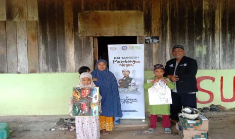 BMH membagikan langsung meja belajar untuk proses pembelajaran anak-anak di daerah pedalaman.