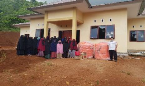 BMH membantu penyediaan fasilitas air bersih untuk santri penghafal Quran LKSA Ahlus Suffah, Luwu Timur.