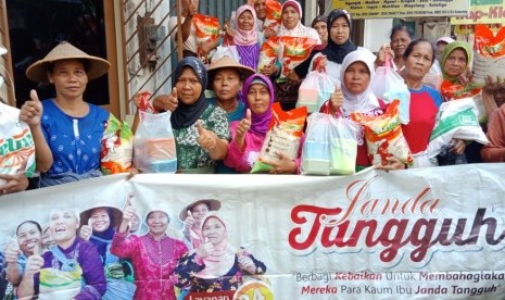 BMH memberikan bantuan paket sembako dan uang tunai kepada para wanita yang merupakan janda dan buruh gendong di Pasar Johar, Semarang. 