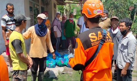 BMH mendirikan tiga posko untuk mendistribusikan bantuan kepada warga korban erupsi Semeru di Lumajang, Jawa Timur.