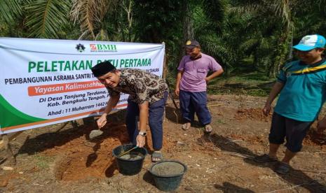 BMH mendukung peletakan batu pertama pembangunan asrama tahfizh Pesantren Tahfizhul Quran Hidqayatullah Tahura, Bengkulu, Ahad (30/8).