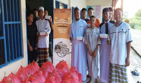 BMH menggelar Buka Puasa Berkah bersama 300 santri dan santriwati, serta 20 asatidz di Pesantren Hidayatullah Holtekamp Jayapura,  Papua, Senin (18/4).