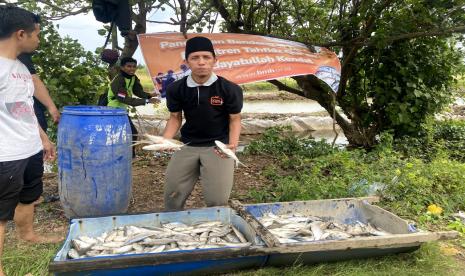 BMH menggelar panen ikan bandeng di tanbak pemberdayaan Kendal, Jawa Tengah, Selasa (22/3).