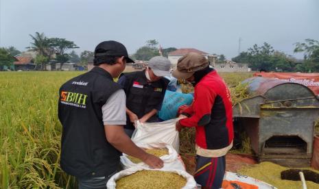  BMH menggelar panen padi program Lumbung Pangan Santri di Pesantren Tahfidz Quran Hidayatullah Bakung, Bekasi, Ahad (18/10).