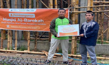 BMH menggelar program buka puasa bersama perdana warga sekaligus menyalurkan bantuan material masjid di Ngasinan, Semarang, Ahad (10/4).