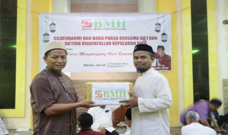 BMH menyakurkan Bingkisan Ramadhan untuk 60 dai dan daiyah di Batam, di Masjid Ar-Riyadh, Kampus Hidayatullah, Tanjung Uncang, Batam, Jumat (29/4).