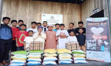 BMH menyalurkan 1,3 ton beras untuk 360 santri sejumlah pesantren  di Kaltim, Ahad (6/3).