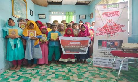 BMH menyalurkan 50 Alquran di Taman Pendidikan Alquran (TPQ) Lessy  Al-Khairiyah,  Kompleks Komber Negeri Sepa, Kecamatan Amahai, Kabupaten Maluku Tengah, Ahad (27/2).