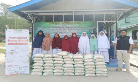 BMH menyalurkan 500 kg beras untuk santri Pesantren Rahmatullah di Lempake, Samarinda, Selasa (26/7/2022).