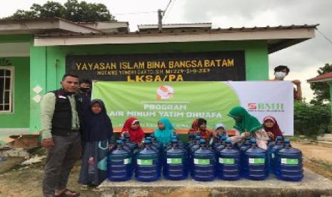 BMH menyalurkan bantuan air bersih untuk Panti Asuhan An-Nur di Kelurahan Sei Pelunggut, Sungai Pelunggut, Kecamatan Sagulung, Kota Batam.