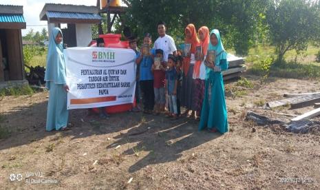 BMH menyalurkan bantuan Alquran dan tandon air ke Pesantren Hidayatullah Bonggo di Kampung Tetom Jaya, Kabupaten Sarmi, Papua.