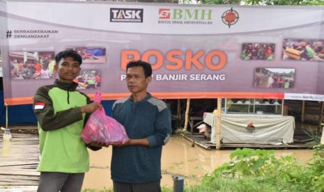 BMH menyalurkan bantuan lanjutan untuk warga penyintas bencana banjir Serang, Rabu (2/3).