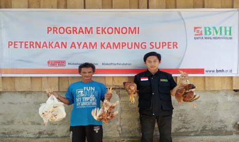 BMH menyalurkan bantuan modal untuk ternak ayam kampung super di SP 11 Sidney Makmur, Kecamatan Sidney, Kabupaten Manokwari, Papua Barat, Ahad  (26/9).