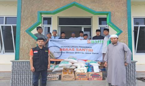 BMH menyalurkan beras untuk santri yang menimba ilmu di Pesantren Hidayatullah Indramayu, Jawa Barat, Ahad  (4/12/2022).