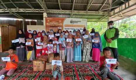 BMH menyalurkan Bingkisan Ramadhan 1443 H kepada  460 santri tahfidz yatim dhuafa  dari 12 pesantren di Bengkulu. 