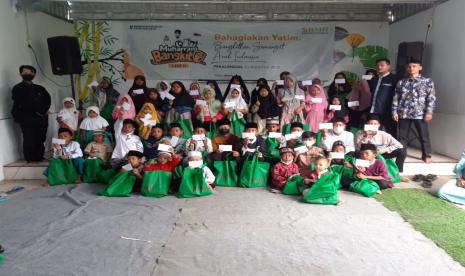 BMH menyalurkan bingkisan sekolah, santunan dan makan kepada 55 anak yatim, piatu dan dhuafa dari Kedukuhan Clumprit, Soko, Kandang Panjang, Boyongsari, Pekalongan,  Senin (22/8/2022).