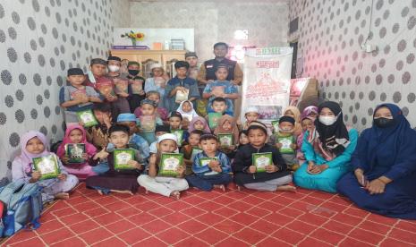 BMH menyalurkan buku Iqra dan Alquran untuk santri Rumah Quran Ummi di Jalan Padat Karya Perumahan Puspita, Blok N, Samarinda, pekan lalu.