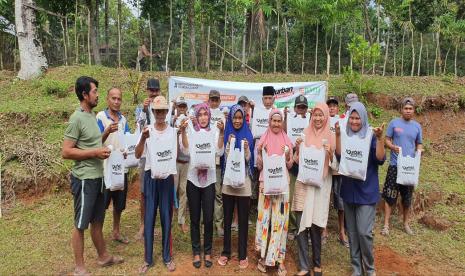 BMH menyalurkan daging qurban kepada warga Dusun III, Desa Padang Ulak Tanjung, Kecamatan Talang Empat, Kabupaten Bengkulu Tengah, Senin (11/7/2022),