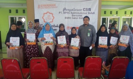 BMH menyalurkan dana CSR PT BPRS Bhakti Makmur Indah Sidoarjo dalam bentuk Paket Kado Berkah Ramadhan kepada keluarga dhuafa.