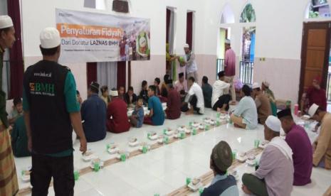 BMH menyalurkan fidyah kepada santri dhuafa dan masyarakat sekitar yang berada di lingkungan Pondok Pesantren Hidayatullah, Desa Aji Kuning, Sebatik Tengah, Rabu (13/4).