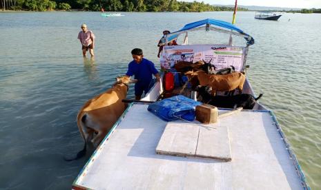 Warga Suku Bajoe di Pulau Sabuntan Sapeken, Sumenep, Jawa Timur, Ahad (10/7/2022).