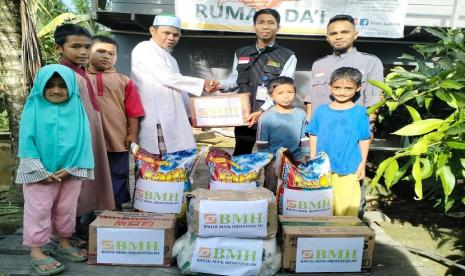 BMH menyalurkan logistik untuk pemenuhan kebutuhan Dapur Berkah Pesantren Hidayatullah Sebatik