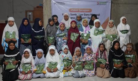 BMH  menyalurkan paket bantuan seragam untuk santri dan guru mengaji  di Desa Tepo, kecamatan Poleang Timur,  Kabupaten Bombana, Sulawesi Tenggara, Selasa (4/3/2023).