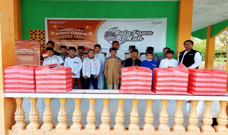 BMH menyalurkan paket Buka Puasa Berkah kepada 100 santri Pesantren Tahfidz Al-Amin, Hidayatullah, Kota Gorontalo, Ahad  (10/4).