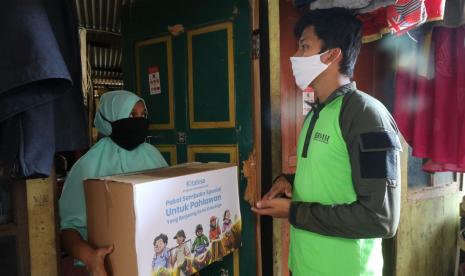 BMH menyalurkan Paket Buka Puasa Berkah kepada 120 warga terdampak Covid-19  di Kamal, Muara Baru, Jakarta Utara.