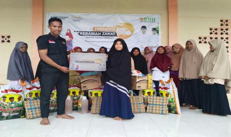 BMH menyalurkan  pemenuhan kebutuhan gizi para santri yang menimba ilmu di Pesantren Hidayatullah di Dusun Tanah Merah, Desa Liang, Kecamatan Salahutu, Kabupaten Maluku Tengah, Provinsi Maluku, Selasa  (21/3/2023).