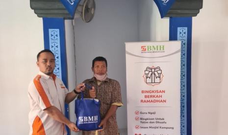 BMH menyalurkan program Bingkisan Berkah untuk imam masjid atau mushala yang ada di kampung-kampung di Banten, Selasa (26/4).