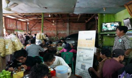 BMH menyalurkan program Sedekah Jumat (Semat) di Jalan WR Supratman nomor  30 Beringin Raya, Bengkulu, Jumat  (26/8/2022).