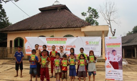 BMH menyalurkan wakaf Quran kepada suku Badui Muslim di Kampung Kompol, Lebak, Banten.