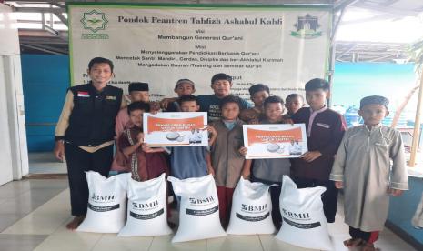 BMH menyalurkn beras untuk santri yatim-dhuafa Pesantren Tahfidz Ashabul Kahfi, Bekasi.