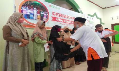 BMH menyantuni anak yatim dhuafa pada momentum 10 Muharram 1442 H.