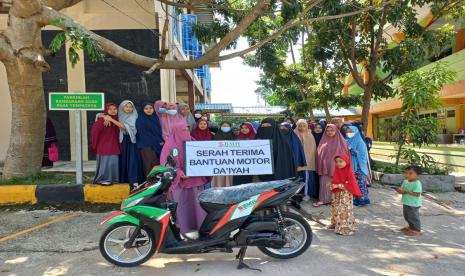 BMH menyerahkan armada dakwah roda dua kepada  Ustadzah Julena , daiyah yang bertugas di Pesantren Hidayatullah Batam, Jumat (11/3).