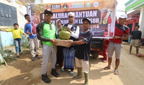 BMH menyerahkan bantuan alat -alat dapur kepada warga korban banjir di wilayah Bogor (Jawa Barat) dan Lebak (Banten).