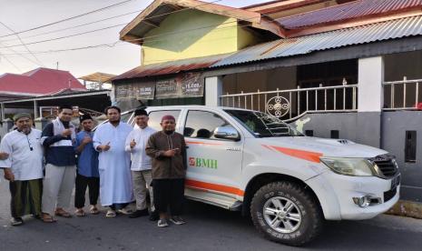 BMH menyerahkan bantuan berupa tiga unit sepeda motor dan satu unit mobil dakwah off road.